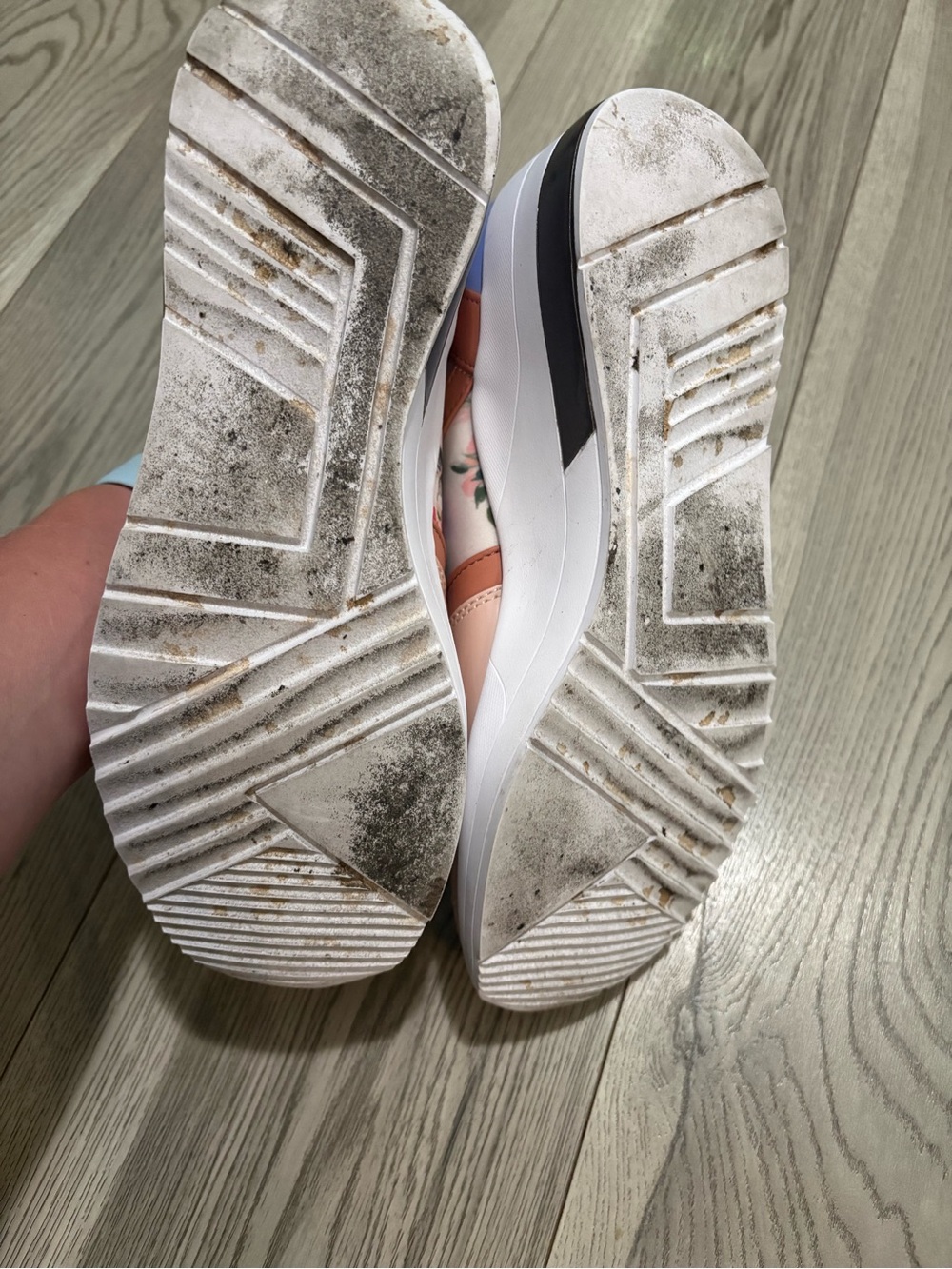 Guess Floral Sneakers Size 9 - Picture 6 of 7